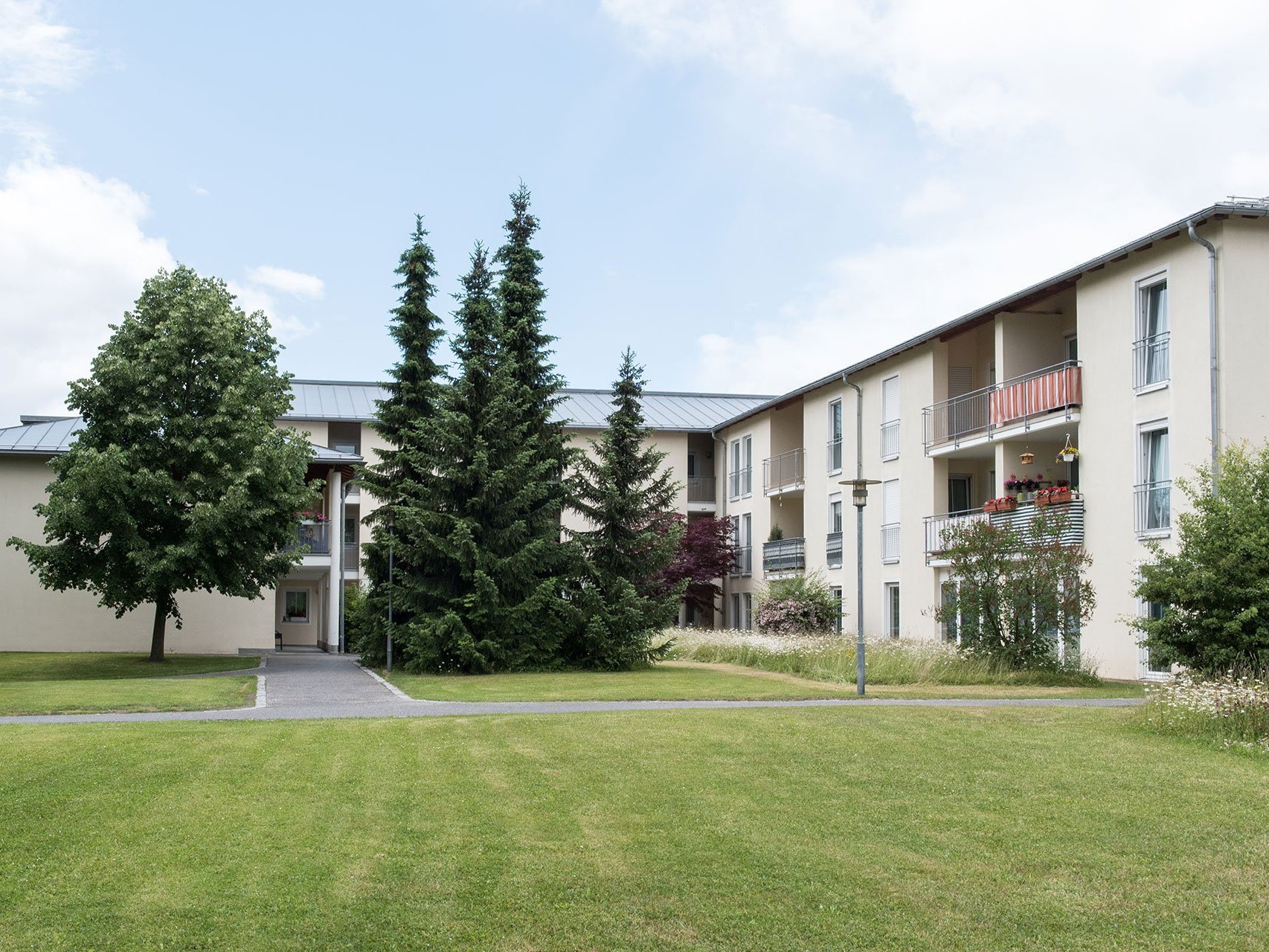 Aussenansicht: Altenheim mit Gartenanlage und Bäumen